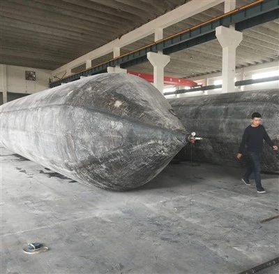 2 m X 20 m méretű hajó gumiballonokat indít